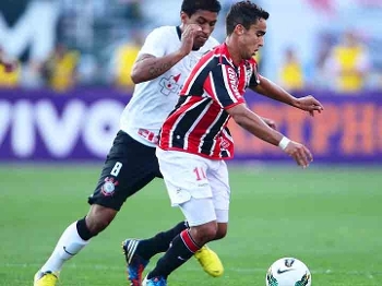 Jadson durante o clássico contra o Corinthians pelo Brasileiro Jadson durante o clássico contra o Corinthians pelo Brasileiro