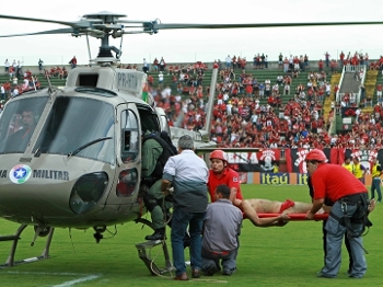 Torcedor ferido em briga entre as torcida do Atlético-PR e Vasco, recebe atendimento médico e é levado para hospital em helicóptero