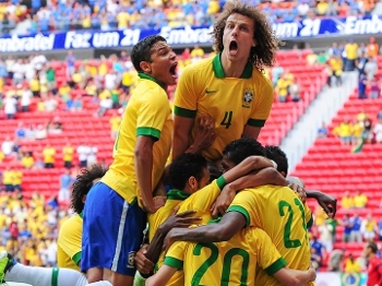 Jogadores brasileiros comemoram um dos seis gols no massacre contra a Austrália Jogadores brasileiros comemoram um dos seis gols no massacre contra a Austrália