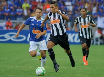 Everton Ribeiro e Aklex Silva disputam lance na final Everton Ribeiro e Aklex Silva disputam lance na final