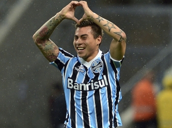 O atacante chileno Vargas fez os dois gols da vitória do Grêmio sobre o Botafogo, neste domingo O atacante chileno Vargas fez os dois gols da vitória do Grêmio sobre o Botafogo, neste domingo