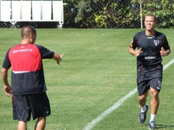 Luis Fabiano corre no gramado e deve voltar para o clássico Luis Fabiano corre no gramado e deve voltar para o clássico
