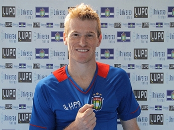 Douglas Grolli pertence ao Grêmio e deve ficar no São Caetano até o fim do ano Douglas Grolli pertence ao Grêmio e deve ficar no São Caetano até o fim do ano