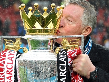 Ferguson beija sua 13ª taça da Premier League conquistada no United