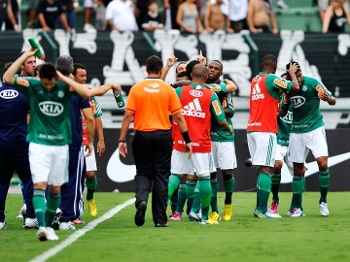 Jogadores do Palmeiras comemoram o gol de Vilson contra o Corinthians