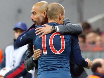 Robben abraça Guardiola: herói da última Champions começou bem Robben abraça Guardiola: herói da última Champions começou bem