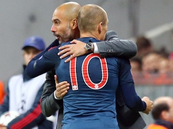 Robben abraça Guardiola: herói da última Champions começou bem