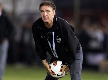 Cuca segura bola durante Olimpia x Atlético-MG Cuca segura bola durante Olimpia x Atlético-MG