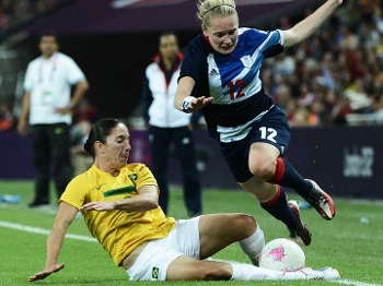 Bagé dá carrinho em jogadora da Austrália em jogo da seleção Bagé dá carrinho em jogadora da Austrália em jogo da seleção