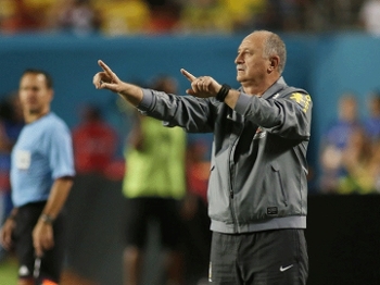 O técnico Felipão durante o confronto entre Brasil e Honduras