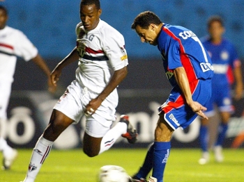 Euller Chuta São Caetano São Paulo Morte Serginho Campeonato Brasileiro 03/11/2004 Euller Chuta São Caetano São Paulo Morte Serginho Campeonato Brasileiro 03/11/2004