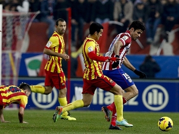 Com quatro na jogada, zaga do Barcelona faz verdadeira perseguição a Diego Costa, do Atlético de Madri