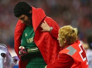 Cech foi substituído depois de lesionar o braço direito Cech foi substituído depois de lesionar o braço direito