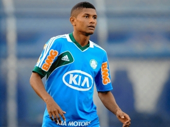 Márcio Araújo, em treino no gramado sintético da Barra Funda Márcio Araújo, em treino no gramado sintético da Barra Funda