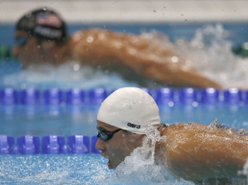 Thiago Pereira, com Phelps ao fundo, na final dos 400m medley Thiago Pereira, com Phelps ao fundo, na final dos 400m medley