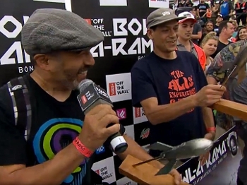 Steve Caballero e Nicky Guerrero no pódio do Bowl-A-Rama Steve Caballero e Nicky Guerrero no pódio do Bowl-A-Rama