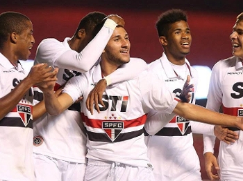 Jogadores do São Paulo comemoram o gol de Boschilia, o primeiro na final contra o Flamengo Jogadores do São Paulo comemoram o gol de Boschilia, o primeiro na final contra o Flamengo