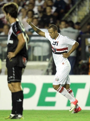 O são-paulino Luis Fabiano comemora seu gol na vitória sobre o Vasco em São Januário O são-paulino Luis Fabiano comemora seu gol na vitória sobre o Vasco em São Januário