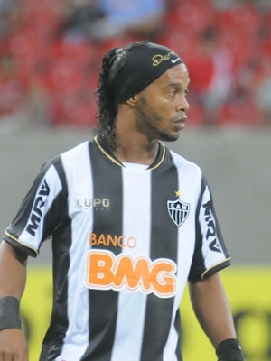 Ronaldinho reclama de pênaltis não marcados para o Atlético-MG nos jogos contra Botafogo e Náutico Ronaldinho reclama de pênaltis não marcados para o Atlético-MG nos jogos contra Botafogo e Náutico