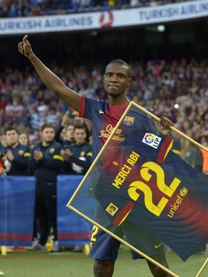 Abidal ganhou uma camisa de agradecimento do Barcelona