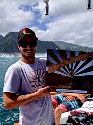 Ricardinho com o Andy Irons Award por sua performance nas ondas de Teahupoo