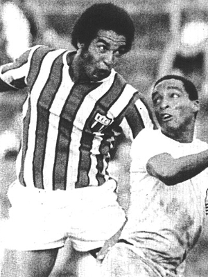 Geraldão (esq), do Botafogo-SP, tenta cabeçada durante partida contra o Comercial Geraldão (esq), do Botafogo-SP, tenta cabeçada durante partida contra o Comercial