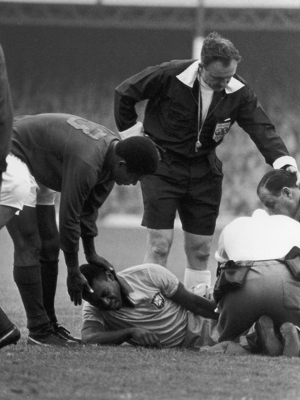 Pelé foi caçado em 1966 e não conseguiu jogar Pelé foi caçado em 1966 e não conseguiu jogar