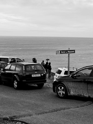 Carros estacionados no Farol de Nazaré. Deste ponto é possível observar as ondas Carros estacionados no Farol de Nazaré. Deste ponto é possível observar as ondas