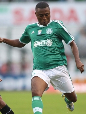 Zagueiro André Luiz marcou na vitória do Palmeiras sobre o Figueirense Zagueiro André Luiz marcou na vitória do Palmeiras sobre o Figueirense