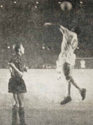 Os jogadores Almir(no alto), do Santos FC; e Trapattoni(E), do Milan, da Itália, durante a segunda partida válida pelas finais do Mundial Interclubes Os jogadores Almir(no alto), do Santos FC; e Trapattoni(E), do Milan, da Itália, durante a segunda partida válida pelas finais do Mundial Interclubes
