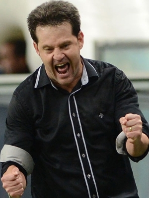 Argel Fucks, técnico do Criciúma, comemora o segundo gol de sua equipe, marcado pelo jogador Serginho, durante partida contra o Grêmio Argel Fucks, técnico do Criciúma, comemora o segundo gol de sua equipe, marcado pelo jogador Serginho, durante partida contra o Grêmio