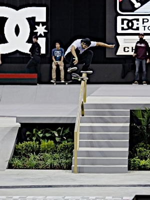 Paul Rodriguez passando o corrimão, flip