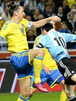 Ibrahimovic briga pela bola com Messi; astros passam em branco na vitória da Argentina sobre a Suécia Ibrahimovic briga pela bola com Messi; astros passam em branco na vitória da Argentina sobre a Suécia