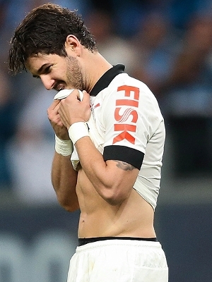 Pato: desolado após cobrança de pênalti pífia que culminou na eliminação do Corinthians na Copa do Brasil