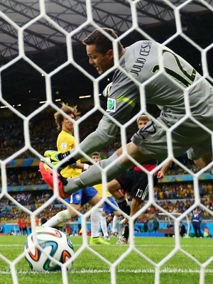 Julio Cesar vê a bola passar após chute de Muller