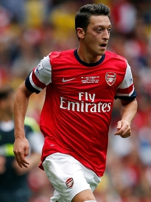 Ozil em ação na vitória por 3 a 1 do Arsenal sobre o Stoke City, pelo Campeonato Inglês Ozil em ação na vitória por 3 a 1 do Arsenal sobre o Stoke City, pelo Campeonato Inglês