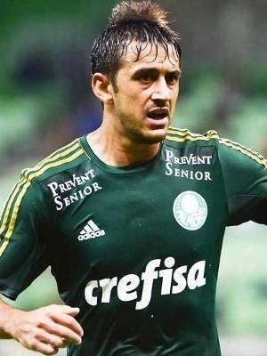 Robinho se dispõe a abrir passagem para avanços de Arouca e Gabriel