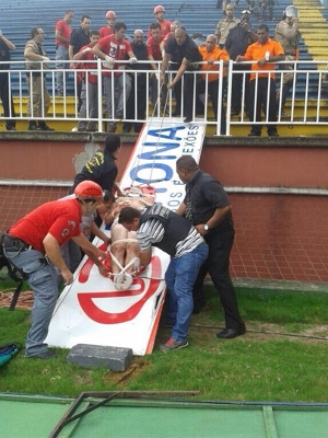 Brigas entre torcedores de Atlético-PR e Vasco paralisam jogo em
