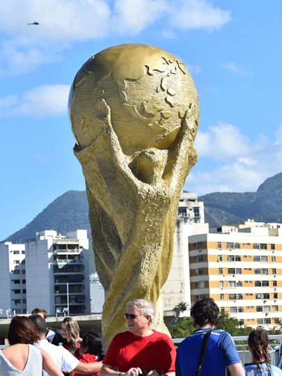 Taça gigante do lado de fora do Maracanã