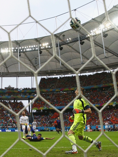 Cabeçada de Van Persie encobriu Iker Casillas