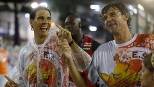Raquete nas mãos e samba no pé: Rafael Nadal e Gustavo Kuerten desfilam pela Viradouro
