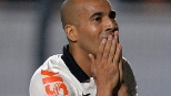 Corinthians sofre com Riquelme e arbitragem e é eliminado da Libertadores
