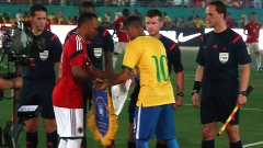 Neymar e Zuñiga se cumprimentaram antes de amistoso