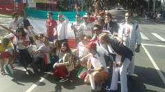 Grupo de iranianos tira foto a caminho da Arena da Baixada