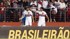 Com dois gols de Pato, São Paulo supera Vitória na reestreia de Kaká no Morumbi