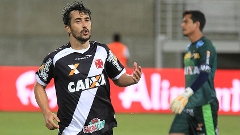 Douglas comemora seu gol de pênalti durante a vitória do Vasco sobre o ABC