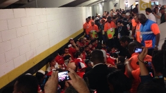 Chilenos sentados após quebrarem o centro de imprensa do Maracanã