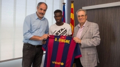 Andoni Zubizarreta, diretor de futebol, com o jovem senegalês Diagne