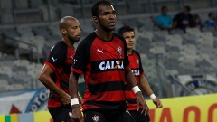 Richarlyson e os outros jogadores do Vitória lamentam revés diante do Cruzeiro