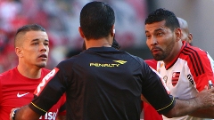 D'Alessandro e André Santos falam com a arbitragem na goleada do Inter sobre o Flamengo no Beira-Rio